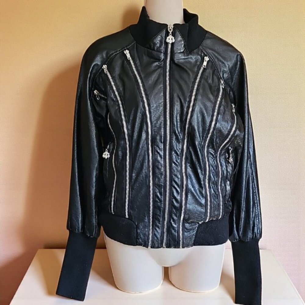 Dereon vintage vegan leather stylish women's jacket with lots of zippers
